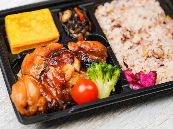 千人将弁当 ～鶏の照り焼きと大きな玉子焼き～