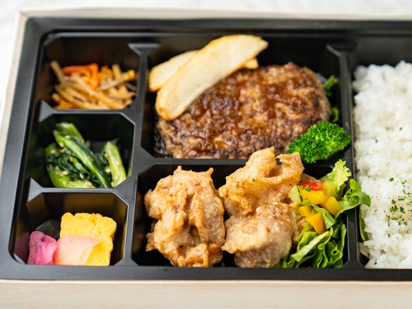 ハンバーグと唐揚げ御膳