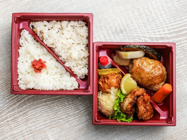 豆腐入り手ごねハンバーグと唐揚げ二種しゅうまい二段弁当