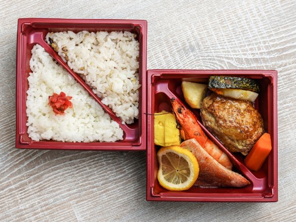 豆腐入り手ごねハンバーグと魚の西京焼二段弁当