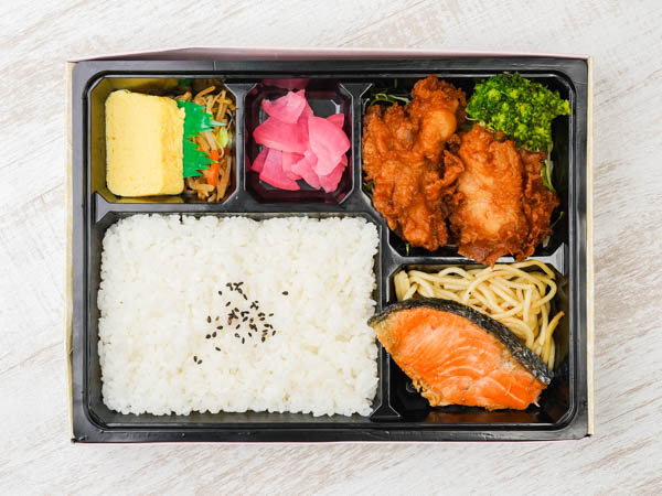 鮭の塩焼きと鶏の唐揚げコンビ満腹弁当
