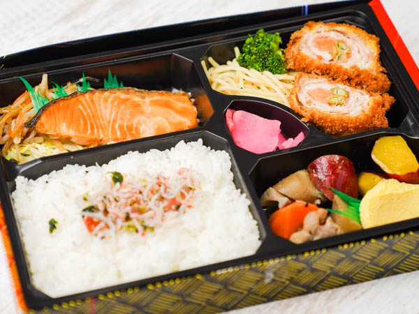 鮭塩焼きと明太子彩り野菜カツのダブル弁当