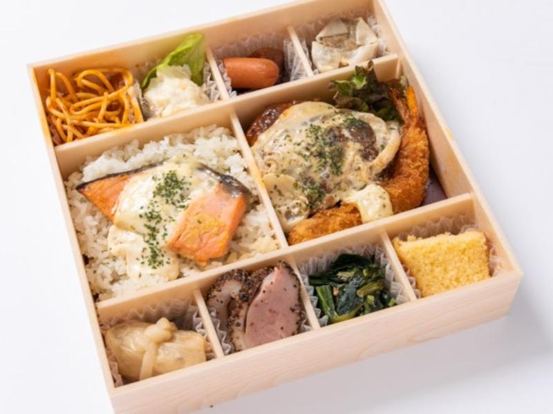 自家製タルタルの銀鮭ムニエル＆特製ベシャメルソースのハンバーグ＆エビフライ弁当