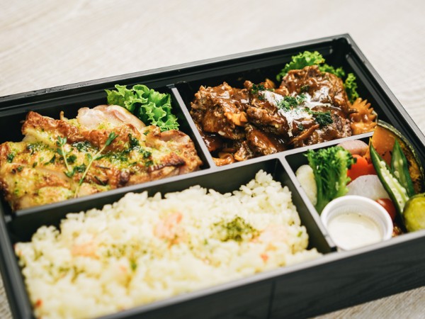 ビーフシチュー＆チキンの香草焼き弁当