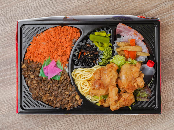 和牛そぼろと紅しゃけ飯＆秘伝のから揚げ弁当