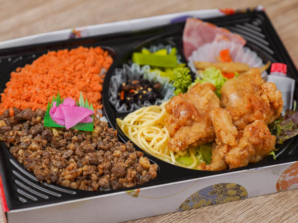 和牛そぼろと紅しゃけ飯＆秘伝のから揚げ弁当