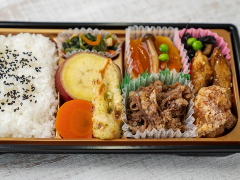 牛肉しぐれ煮と若鶏唐揚げの良菜弁当