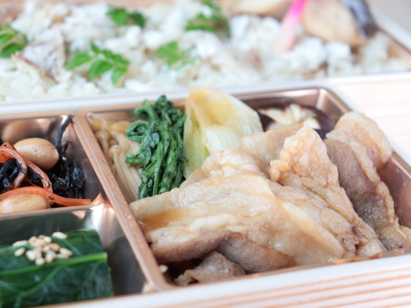 「おめでたい」弁当　～鯛めしと季節の焼き魚と豚のすき焼き～
