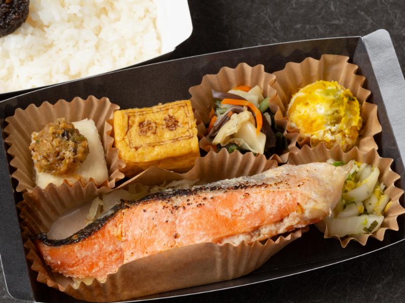 二段折箱弁当 トロサーモンの塩麹焼き