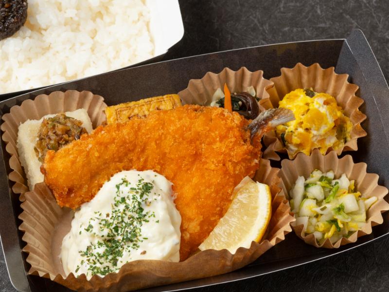二段折箱弁当 大判アジフライのタルタルがけ
