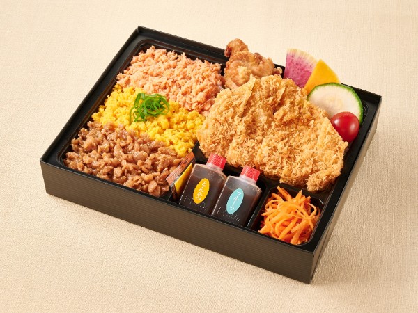 神神楽のお得な三色そぼろとロースカツと鶏の唐揚げ弁当