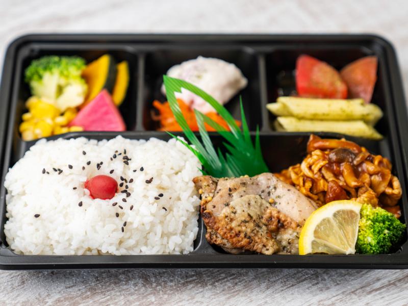 Deli弁当 バジルチキン＆ハッシュドポーク