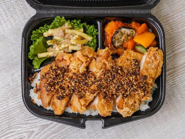 一枚揚げ鶏の胡麻ガーリック醤油弁当