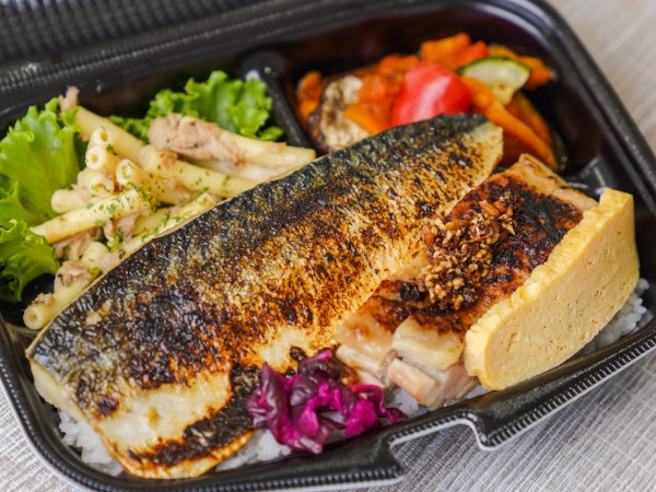 塩鯖と炭火焼き鶏ももステーキ弁当