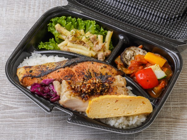 銀鮭西京漬け焼きと炭火焼き鶏ももステーキ弁当