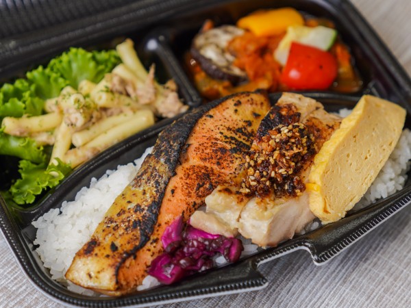 銀鮭西京漬け焼きと炭火焼き鶏ももステーキ弁当