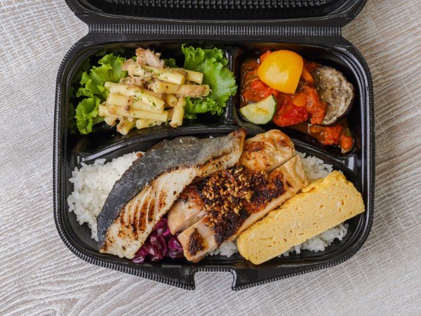 銀だら西京漬け焼きと炭火焼き鶏ももステーキ弁当