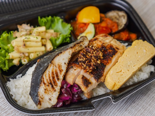 銀だら西京漬け焼きと炭火焼き鶏ももステーキ弁当