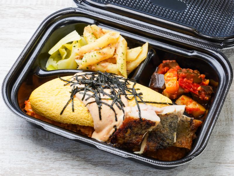 濃厚半熟オムライスと炭火焼き鶏ももステーキ弁当☆明太マヨソース