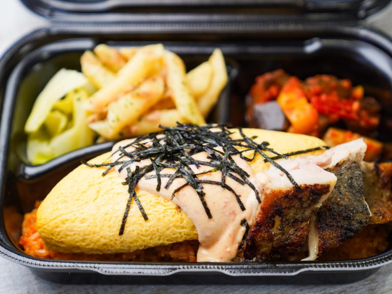 濃厚半熟オムライスと炭火焼き鶏ももステーキ弁当☆明太マヨソース