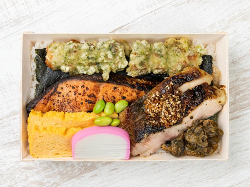 銀鮭西京味噌漬け焼きと炭火焼き鶏もも海苔弁当