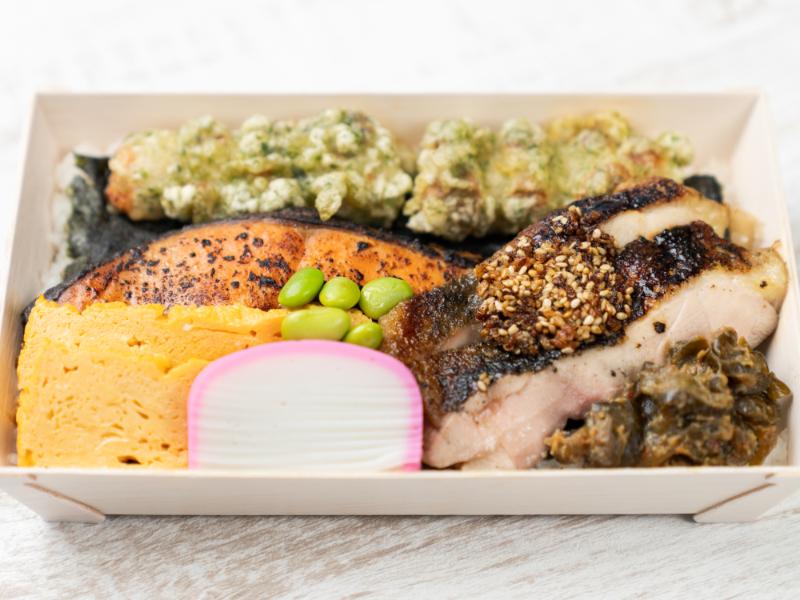 銀鮭西京味噌漬け焼きと炭火焼き鶏もも海苔弁当
