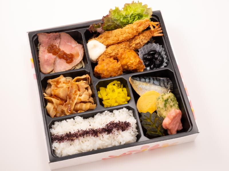 4種の豪華おかずてんこ盛り弁当