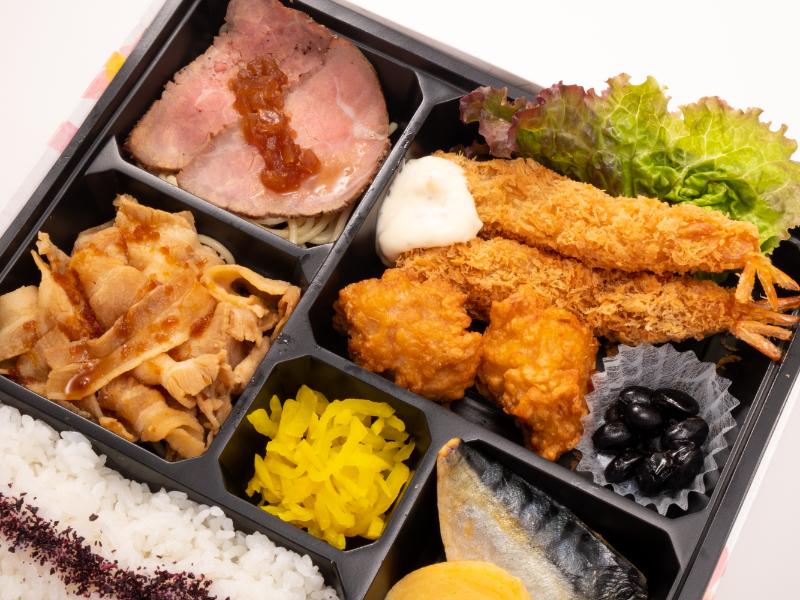 4種の豪華おかずてんこ盛り弁当