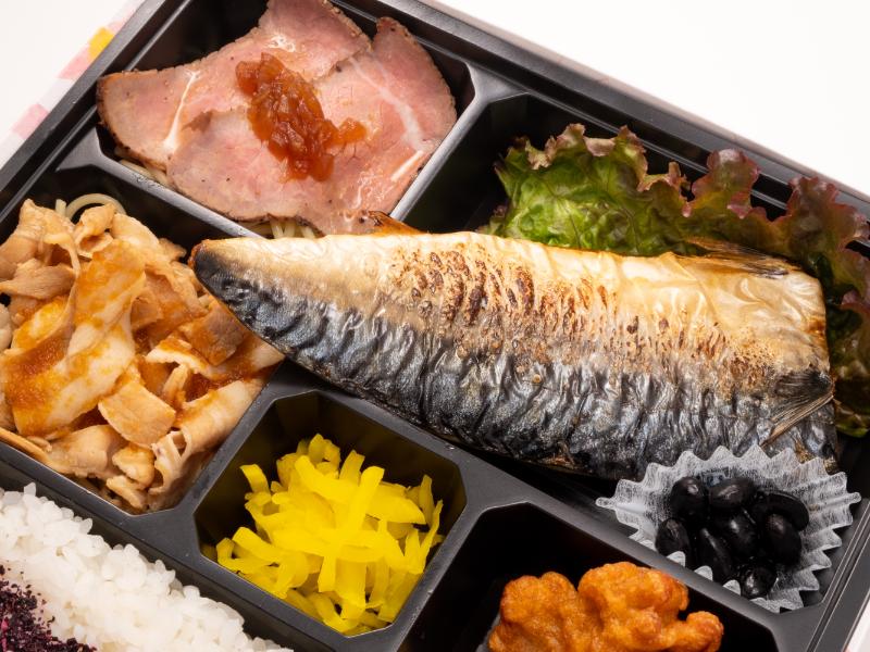 鯖の塩焼きとあっさり系肉づくし弁当