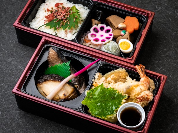 お魚2種と季節の天ぷら二段重