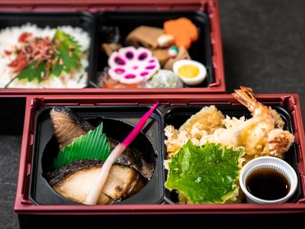 お魚2種と季節の天ぷら二段重