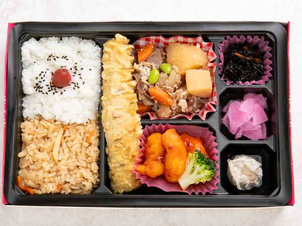 昔ながらの肉じゃがとプリプリの海老チリ弁当