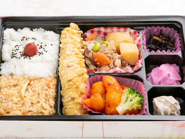 昔ながらの肉じゃがとプリプリの海老チリ弁当
