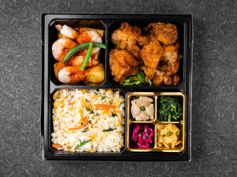 海老チリ（牛カルビ甘辛炒め）と油淋鶏の中華弁当