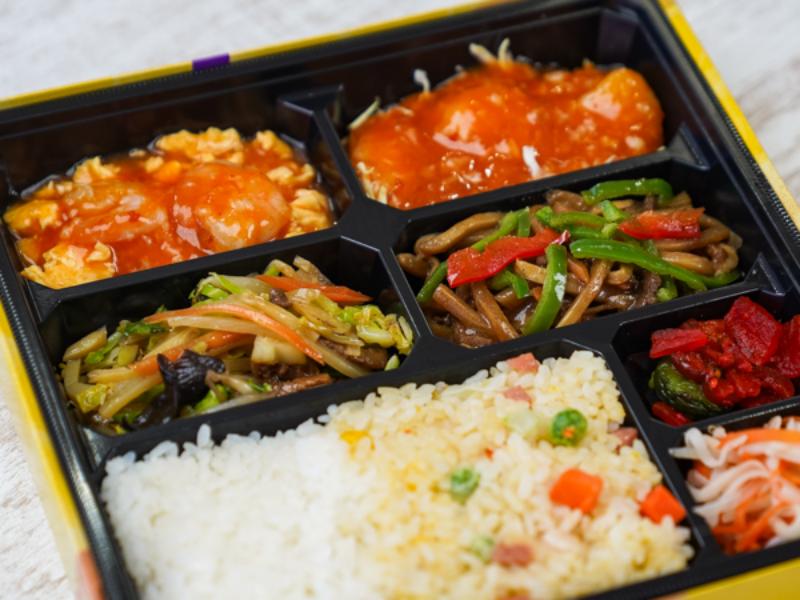 【豪華 幕の内弁当】海老のチリソースと青椒肉絲（チンジャオロース）弁当