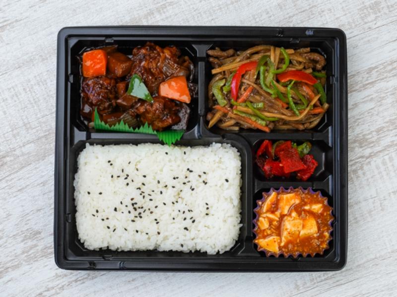 【厳選】Wメイン中華弁当（黒酢の酢鶏＆チンジャオロース）