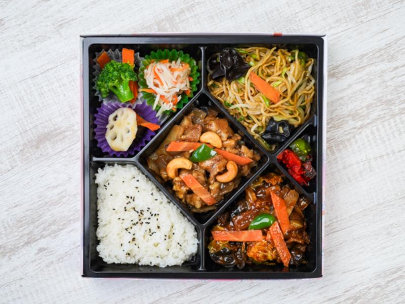 【特製 幕の内弁当】鶏肉とカシューナッツ炒めと回鍋肉（ホイコーロー）弁当