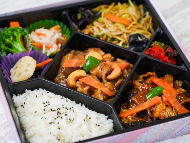【特製 幕の内弁当】鶏肉とカシューナッツ炒めと回鍋肉（ホイコーロー）弁当