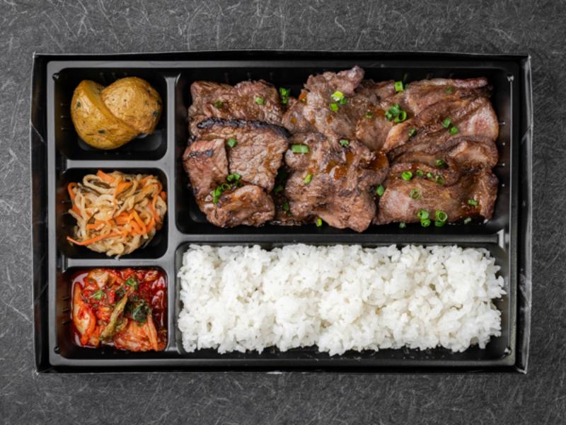 A4、5黒毛和牛上カタ・上ロース・アメリカ産上タン盛り合わせ弁当