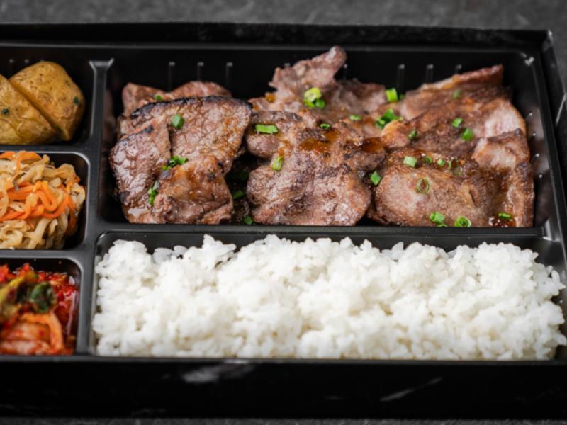 A4、5黒毛和牛上カタ・上ロース・アメリカ産上タン盛り合わせ弁当