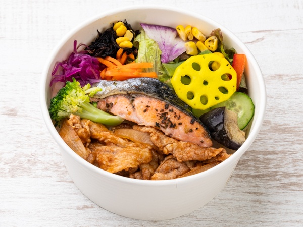 彩り野菜と佐助豚スパイストマト炒め&鮭バジルソテーのわっぱ弁当