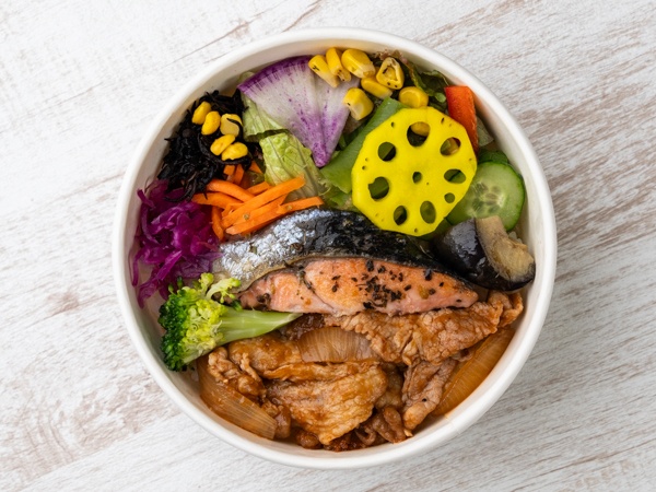 彩り野菜と佐助豚スパイストマト炒め&鮭バジルソテーのわっぱ弁当