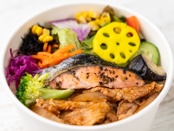 彩り野菜と佐助豚スパイストマト炒め&鮭バジルソテーのわっぱ弁当