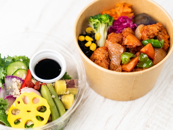 ヴィーガン甘酢和えの弁当とオーガニックキヌアサラダの2段仕立て