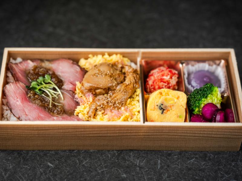 牛モモ肉の低温調理ローストビーフと若鶏照り焼きの彩り弁当