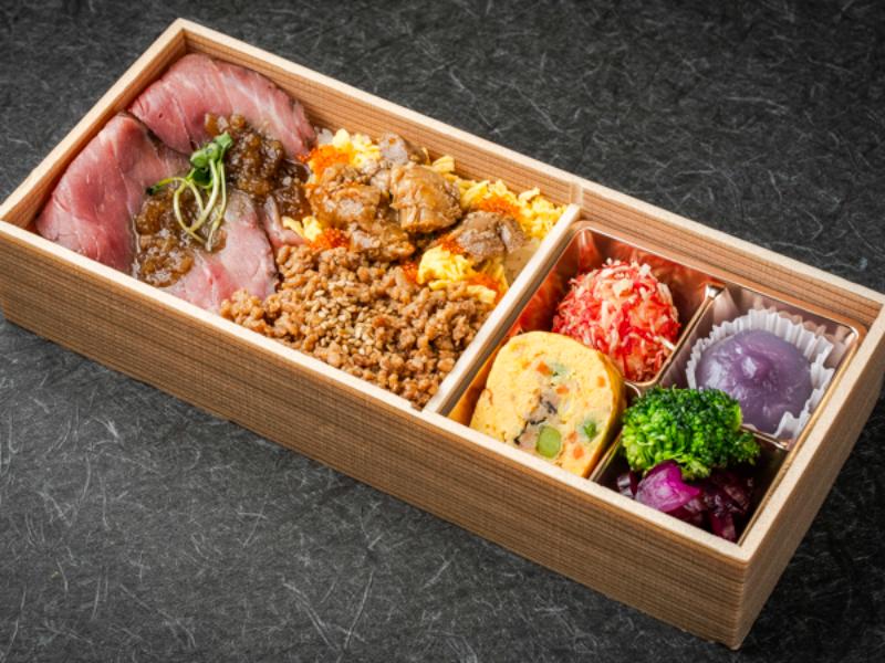 牛モモ肉の低温調理ローストビーフと鶏そぼろ若鶏照り焼きの彩り弁当