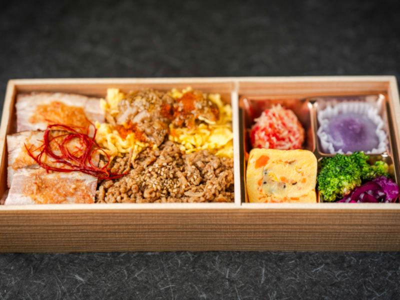 四元豚モモの低温調理味噌焼きと鶏そぼろ若鶏照り焼きの彩り弁当