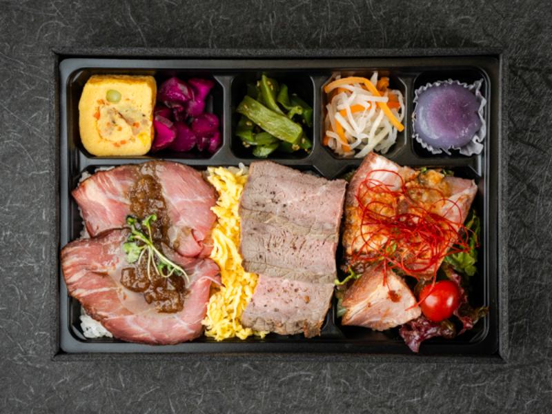 四元豚モモの低温調理味噌焼きと2種牛肉の彩り弁当（牛タン、牛ランプ）