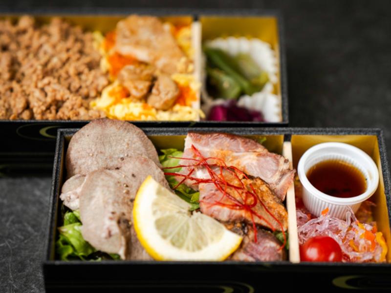 四種のお肉の2段彩り弁当（牛タン、豚ロース、鳥照り焼き、鶏そぼろ）