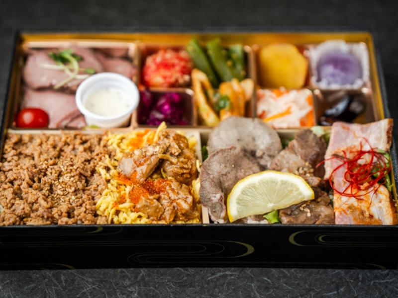 プレミアムローストビーフと五種のお肉のおかず満載彩り弁当